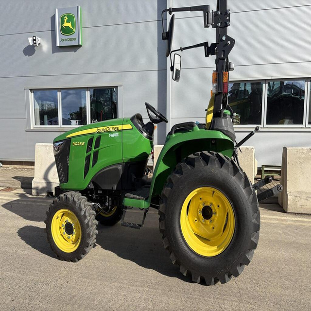 JOHN DEERE 3025E Farm Tractor Compact Utility Tractor Green Yellow Agricultural Wheel Tractor for Field Work