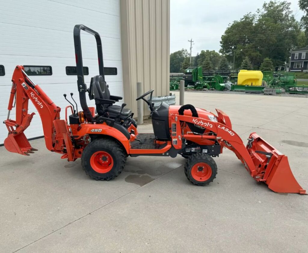 Used kubota Lawn Mower 4x4 Small Tractor with Front End Loader Backhoe Kubota Tractors Trucks Agriculture Mini Farm Tractor