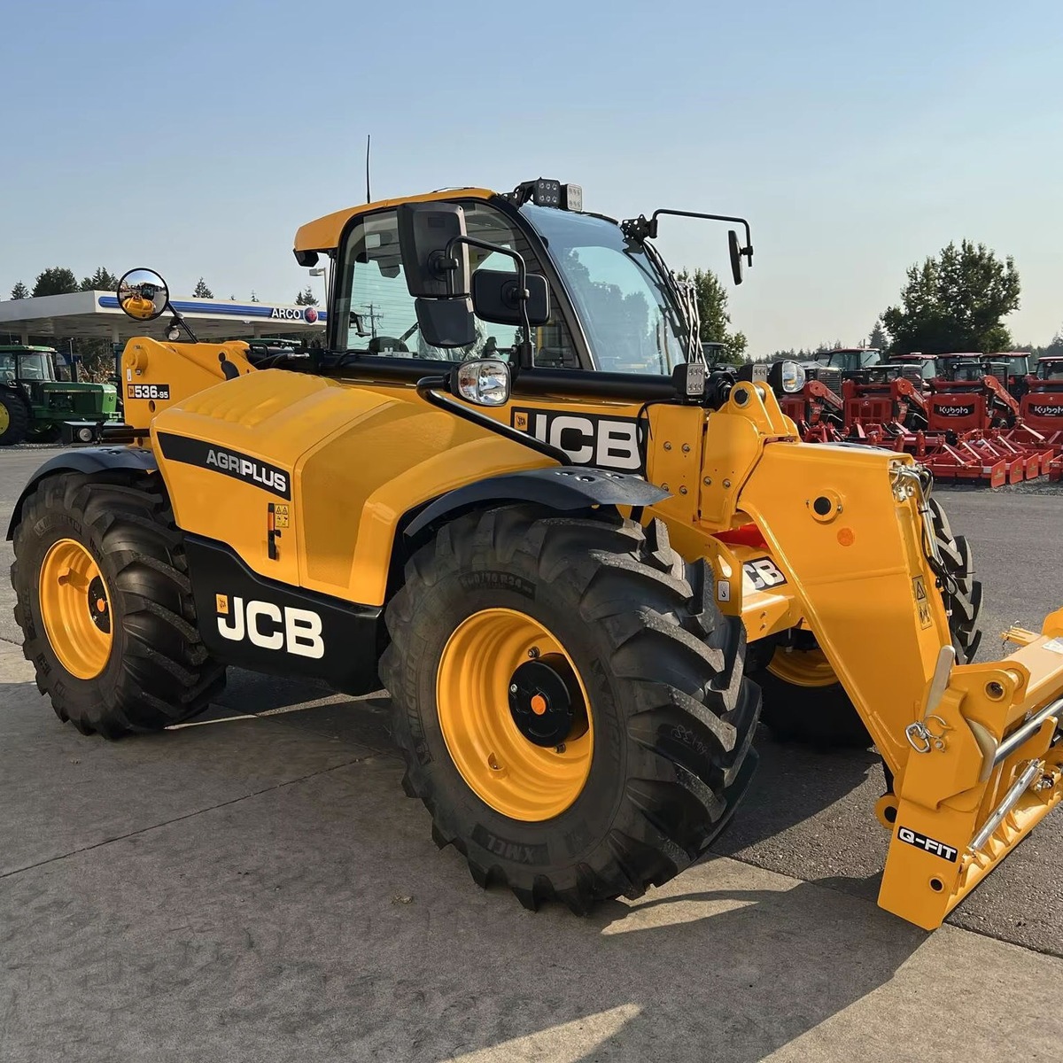 JCB High Performance Powered Pallet Truck Heavy Duty Hydraulic 2 Ton Load Capacity Powerful Diesel Engine Advanced Lifting - Image 2