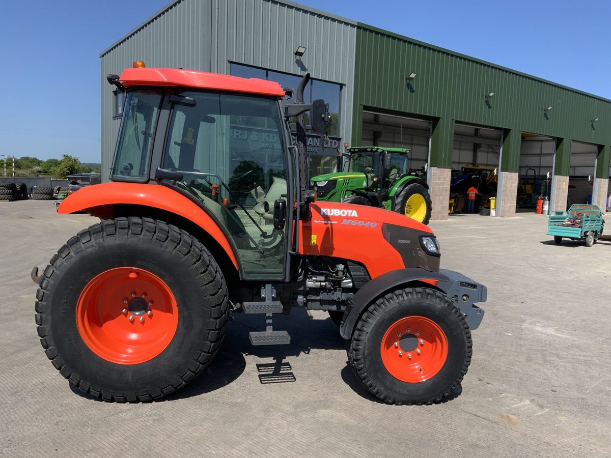 Used Kubotas L4600 4WD Wheel Tractor 60HP Enclosed Cab Red Farm Agricultural Tractor Gear Drive High Productivity For Sale - Image 4